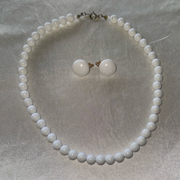 Elegant Pure White Bead Choker Necklace and Clip On Earring Set Gold Tone Metal - Picture 8 of 8